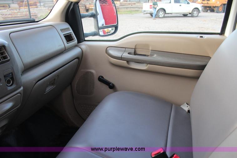 image for item J4396 2001 Ford F450 Super Duty flatbed truck