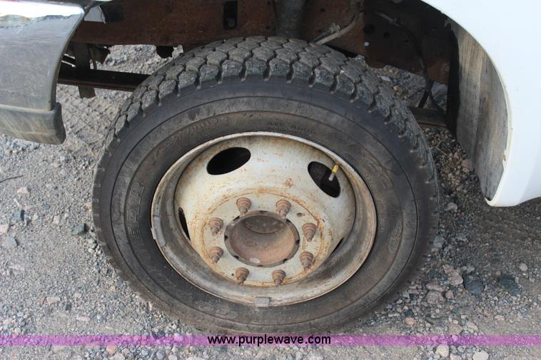 image for item J4396 2001 Ford F450 Super Duty flatbed truck