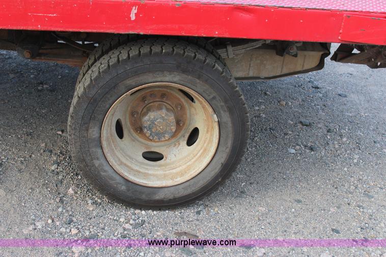 image for item J4396 2001 Ford F450 Super Duty flatbed truck