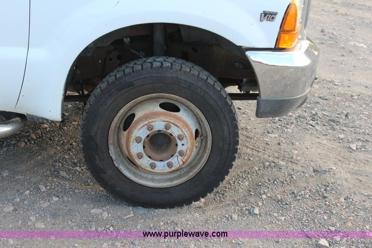 image for item J4396 2001 Ford F450 Super Duty flatbed truck