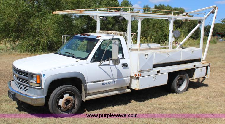 image for item J4410 2000 Chevrolet 3500HD propane tank hauler truck