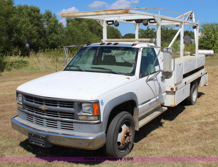 image for item J4410 2000 Chevrolet 3500HD propane tank hauler truck