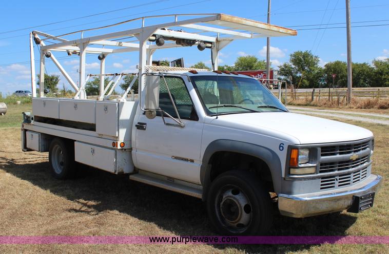 image for item J4410 2000 Chevrolet 3500HD propane tank hauler truck