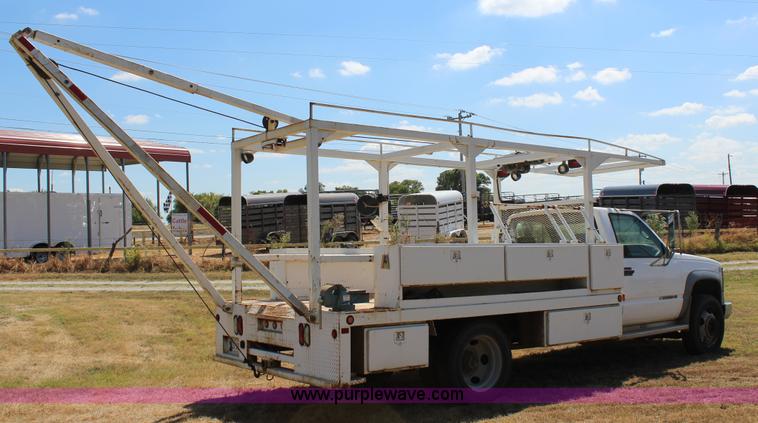 image for item J4410 2000 Chevrolet 3500HD propane tank hauler truck