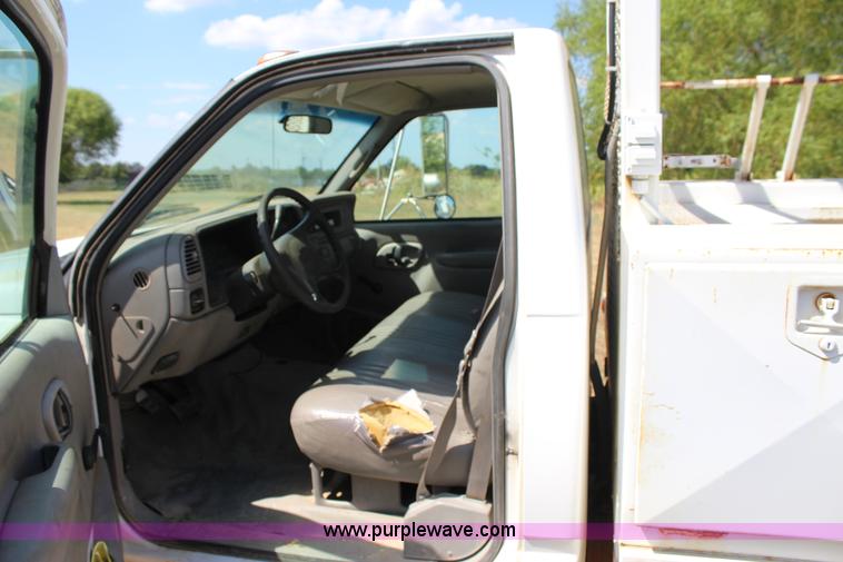 image for item J4410 2000 Chevrolet 3500HD propane tank hauler truck