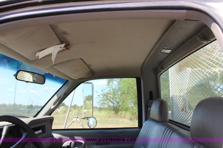 image for item J4410 2000 Chevrolet 3500HD propane tank hauler truck