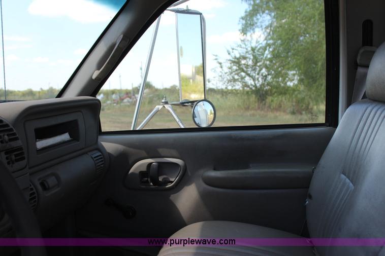 image for item J4410 2000 Chevrolet 3500HD propane tank hauler truck