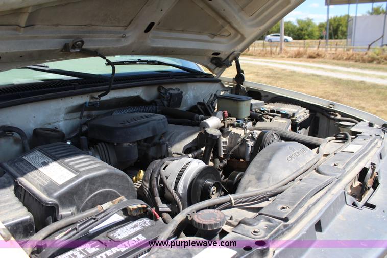 image for item J4410 2000 Chevrolet 3500HD propane tank hauler truck