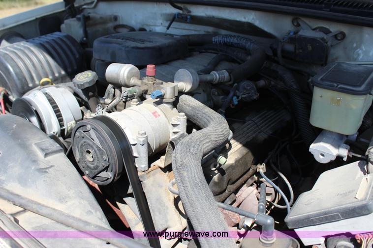 image for item J4410 2000 Chevrolet 3500HD propane tank hauler truck