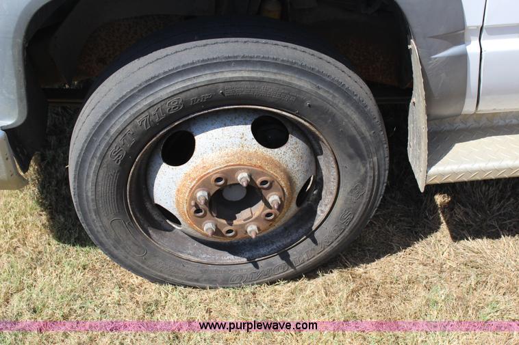 image for item J4410 2000 Chevrolet 3500HD propane tank hauler truck