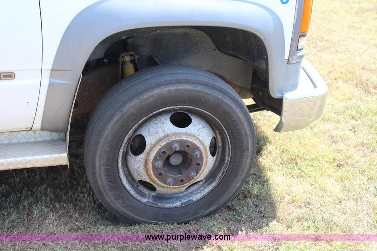 image for item J4410 2000 Chevrolet 3500HD propane tank hauler truck