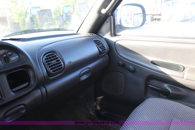 image for item J4416 2001 Dodge Ram 1500 pickup truck