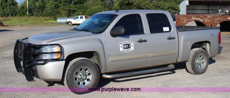 image for item J4417 2007 Chevrolet Silverado 1500 Crew Cab pickup truck