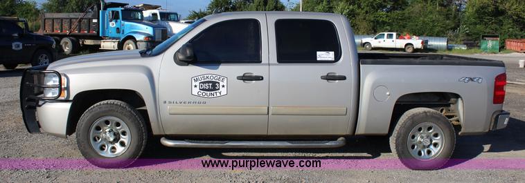 image for item J4417 2007 Chevrolet Silverado 1500 Crew Cab pickup truck