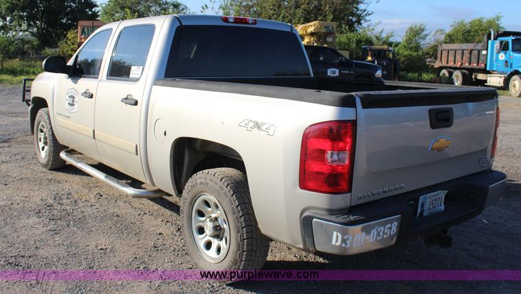 image for item J4417 2007 Chevrolet Silverado 1500 Crew Cab pickup truck