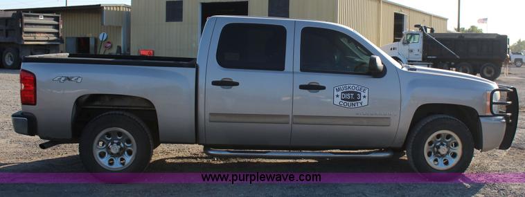 image for item J4417 2007 Chevrolet Silverado 1500 Crew Cab pickup truck