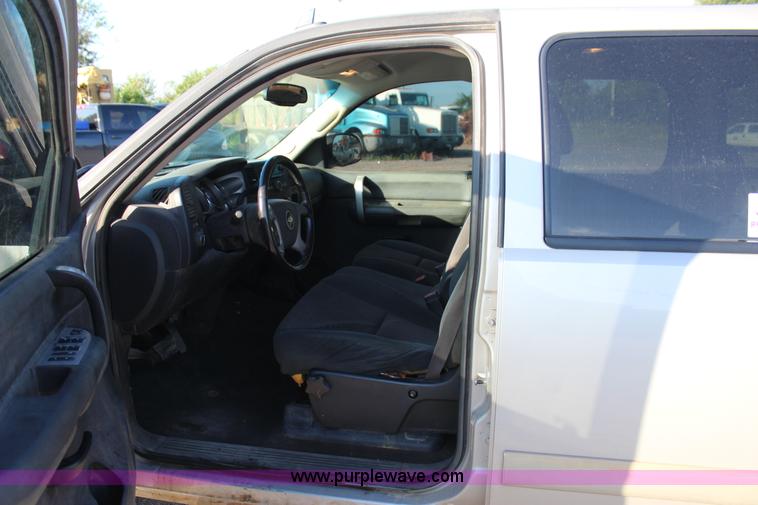 image for item J4417 2007 Chevrolet Silverado 1500 Crew Cab pickup truck