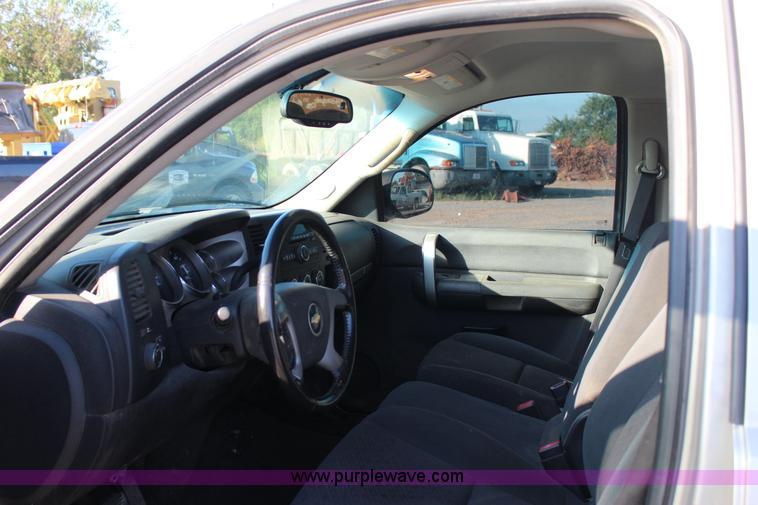 image for item J4417 2007 Chevrolet Silverado 1500 Crew Cab pickup truck