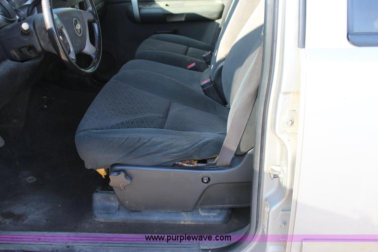 image for item J4417 2007 Chevrolet Silverado 1500 Crew Cab pickup truck