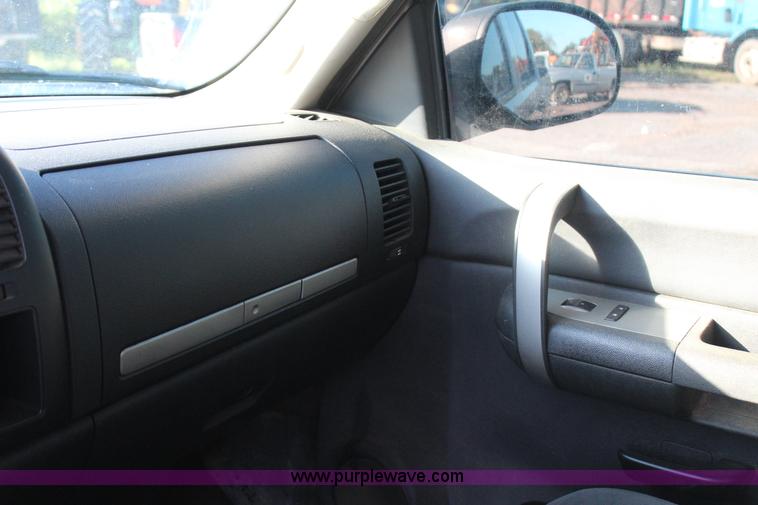 image for item J4417 2007 Chevrolet Silverado 1500 Crew Cab pickup truck