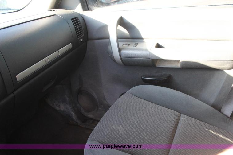 image for item J4417 2007 Chevrolet Silverado 1500 Crew Cab pickup truck