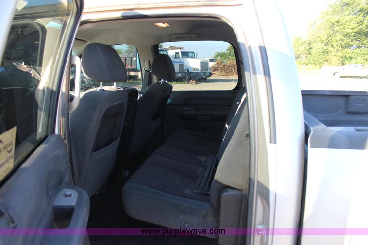 image for item J4417 2007 Chevrolet Silverado 1500 Crew Cab pickup truck