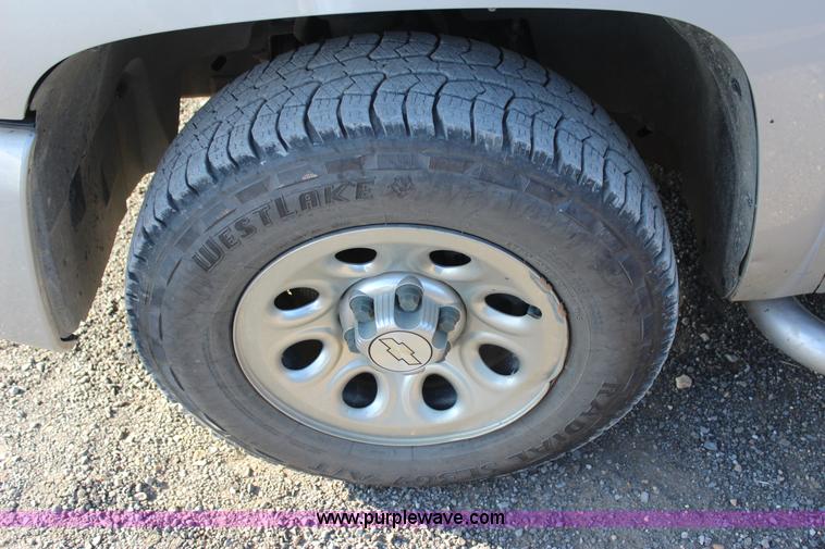 image for item J4417 2007 Chevrolet Silverado 1500 Crew Cab pickup truck