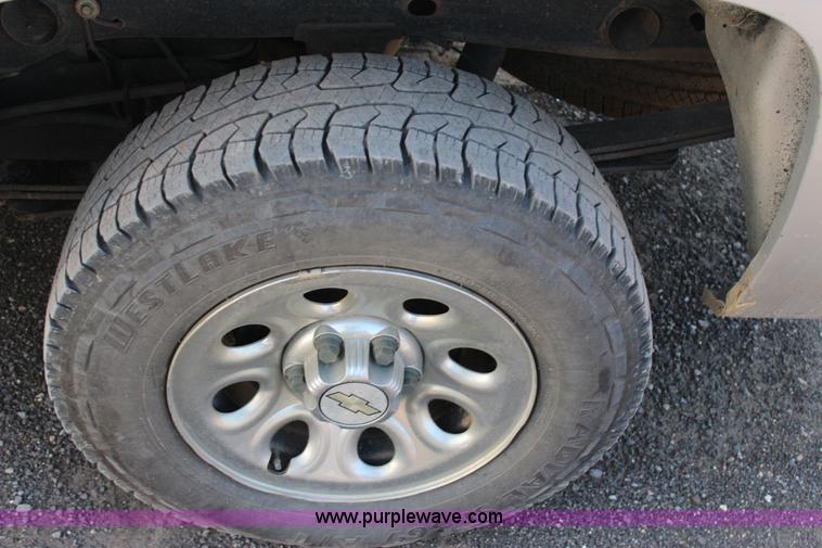 image for item J4417 2007 Chevrolet Silverado 1500 Crew Cab pickup truck