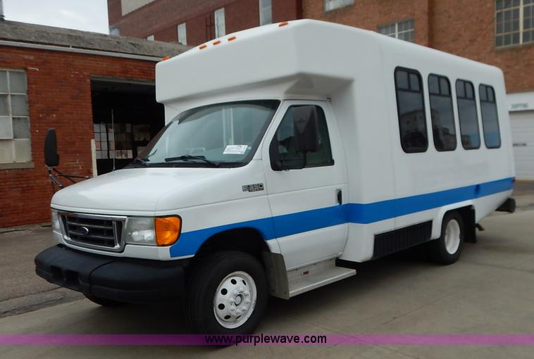 image for item J6374 2004 Ford E350 Super Duty Diamond bus