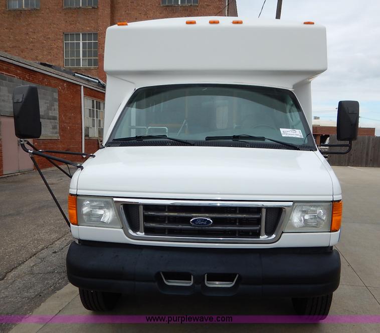 image for item J6374 2004 Ford E350 Super Duty Diamond bus