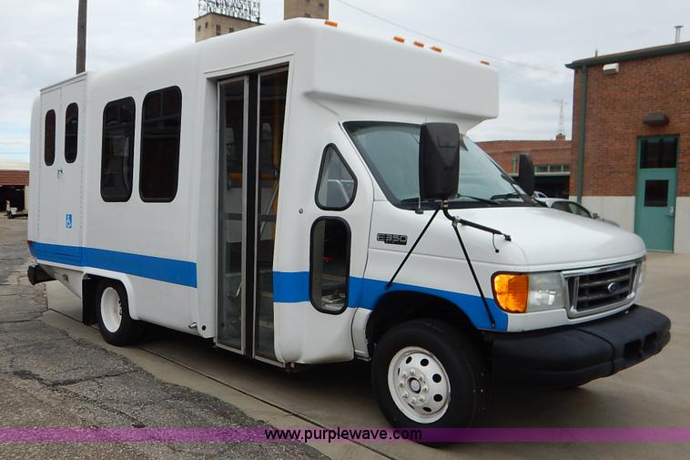 image for item J6374 2004 Ford E350 Super Duty Diamond bus