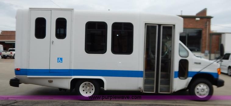 image for item J6374 2004 Ford E350 Super Duty Diamond bus