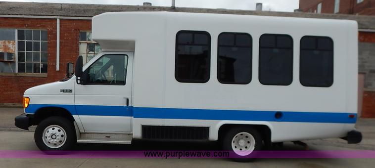 image for item J6374 2004 Ford E350 Super Duty Diamond bus