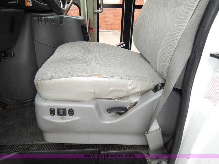 image for item J6374 2004 Ford E350 Super Duty Diamond bus
