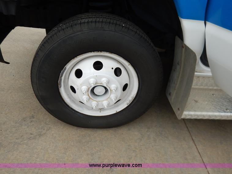 image for item J6374 2004 Ford E350 Super Duty Diamond bus