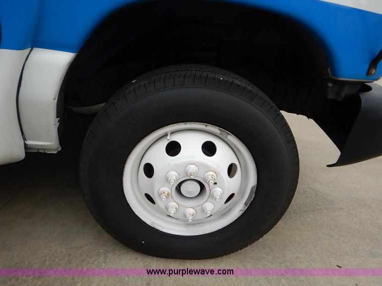 image for item J6374 2004 Ford E350 Super Duty Diamond bus