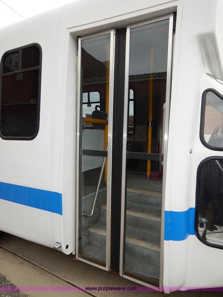 image for item J6374 2004 Ford E350 Super Duty Diamond bus