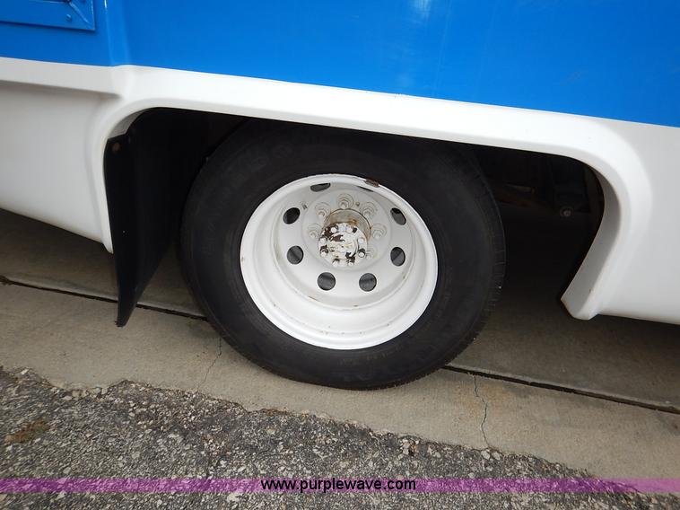 image for item J6374 2004 Ford E350 Super Duty Diamond bus