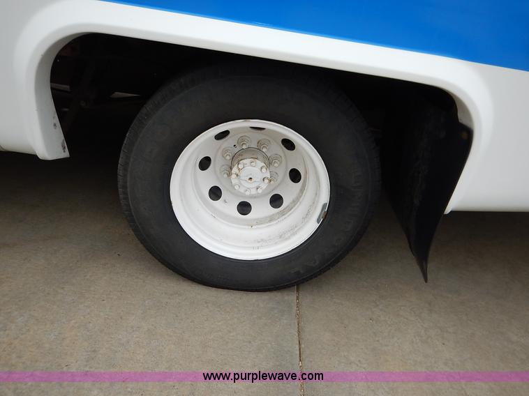 image for item J6374 2004 Ford E350 Super Duty Diamond bus