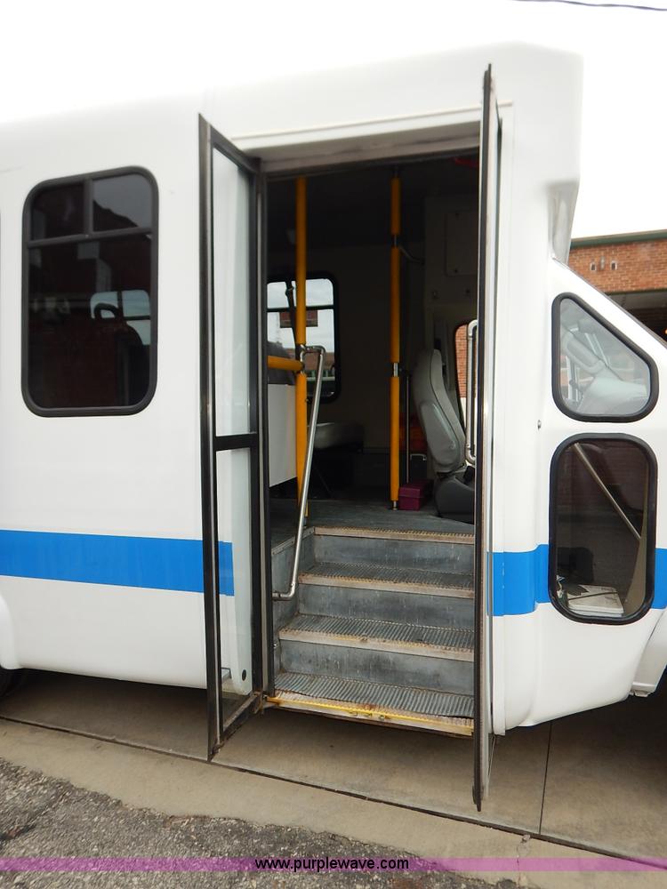 image for item J6374 2004 Ford E350 Super Duty Diamond bus