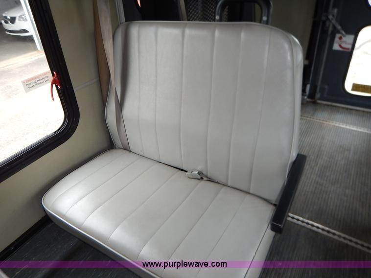 image for item J6374 2004 Ford E350 Super Duty Diamond bus