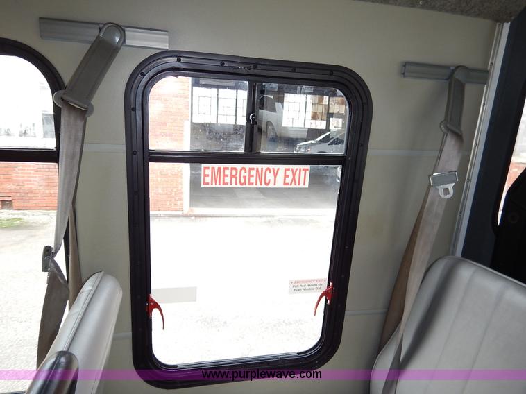 image for item J6374 2004 Ford E350 Super Duty Diamond bus