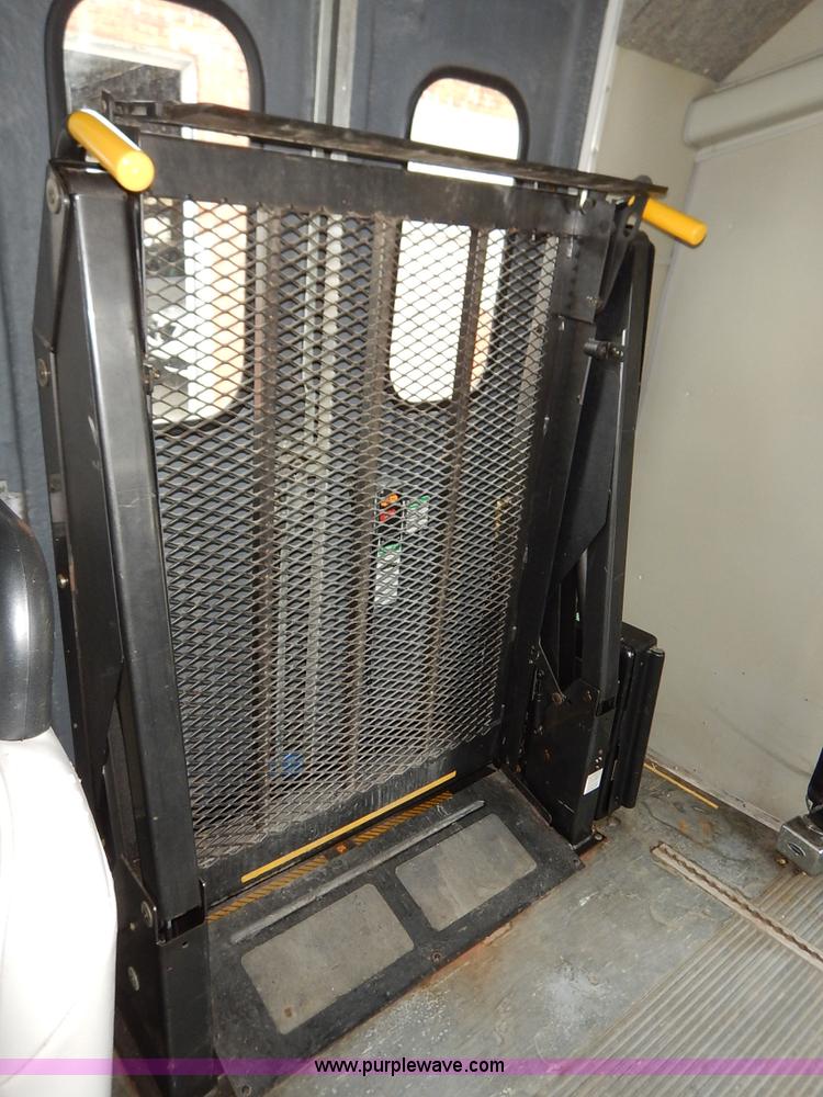 image for item J6374 2004 Ford E350 Super Duty Diamond bus