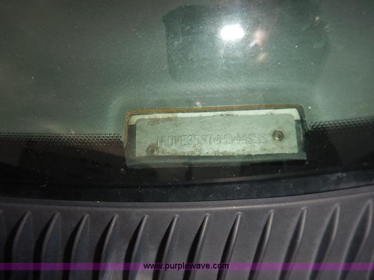 image for item J6374 2004 Ford E350 Super Duty Diamond bus