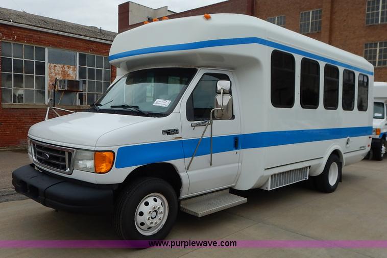 image for item J6375 2004 Ford 801 Eldorado Aerotech bus