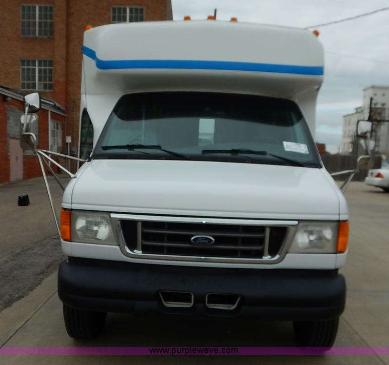 image for item J6375 2004 Ford 801 Eldorado Aerotech bus