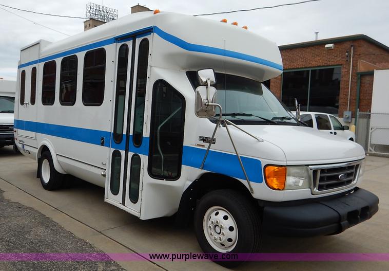 image for item J6375 2004 Ford 801 Eldorado Aerotech bus