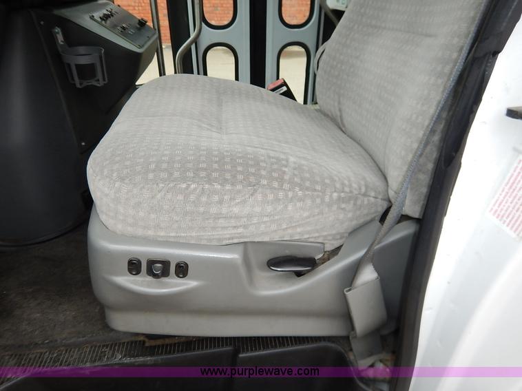 image for item J6375 2004 Ford 801 Eldorado Aerotech bus