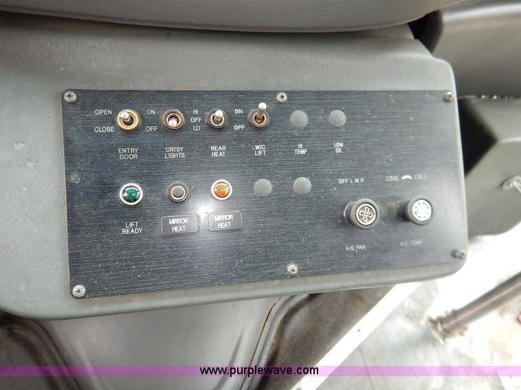 image for item J6375 2004 Ford 801 Eldorado Aerotech bus