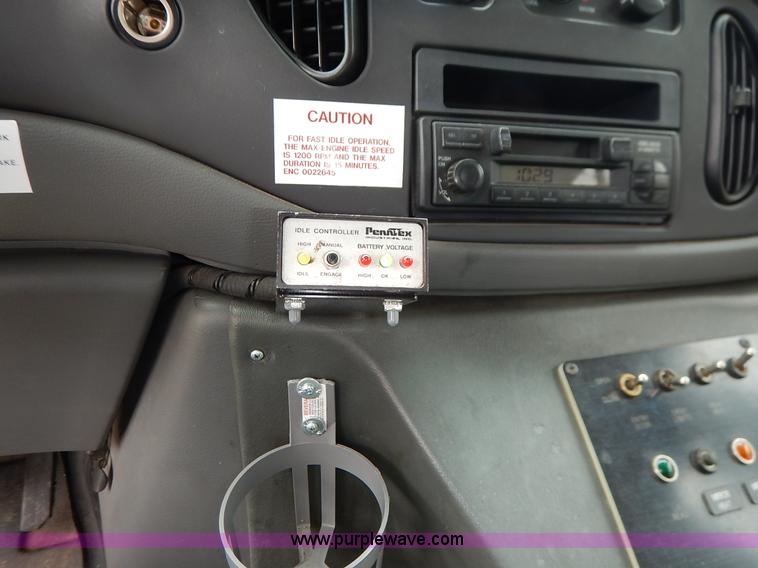 image for item J6375 2004 Ford 801 Eldorado Aerotech bus